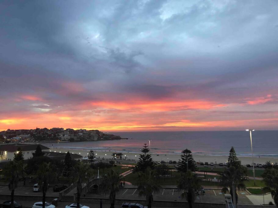 Bondi Beach Waves Beachfront Apartment Sydney Exterior photo